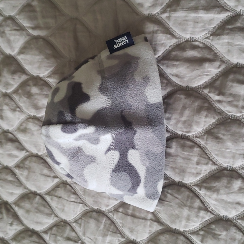 UNISEX FLEECE BEANIE HAT IN CAMO